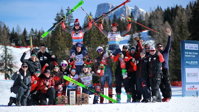 Marielle Thompson and Reece Howden held aloft by their Canadian team-mates (GEPA)
