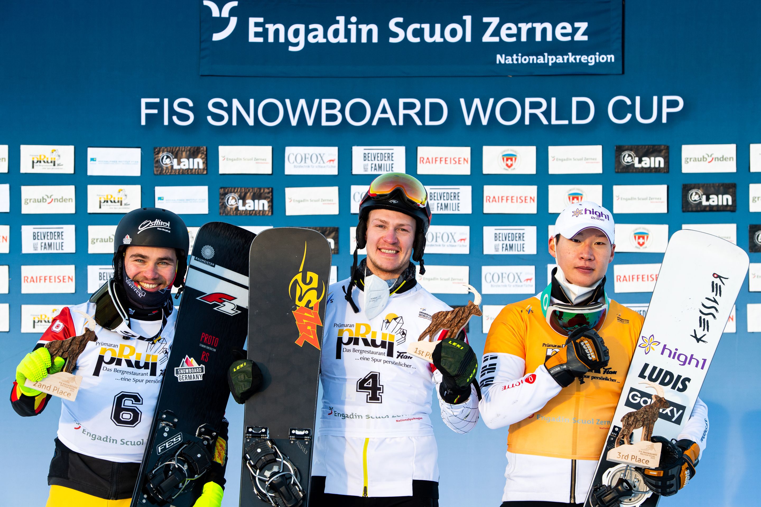 FIS Snowboard World Cup - Scuol SUI - PGS - Men's podium with 2nd BAUMEISTER Stefan GER, 1st 
LOGINOV Dmitrii RUS, 3rd LEE Sangho KOR © Miha Matavz/FIS