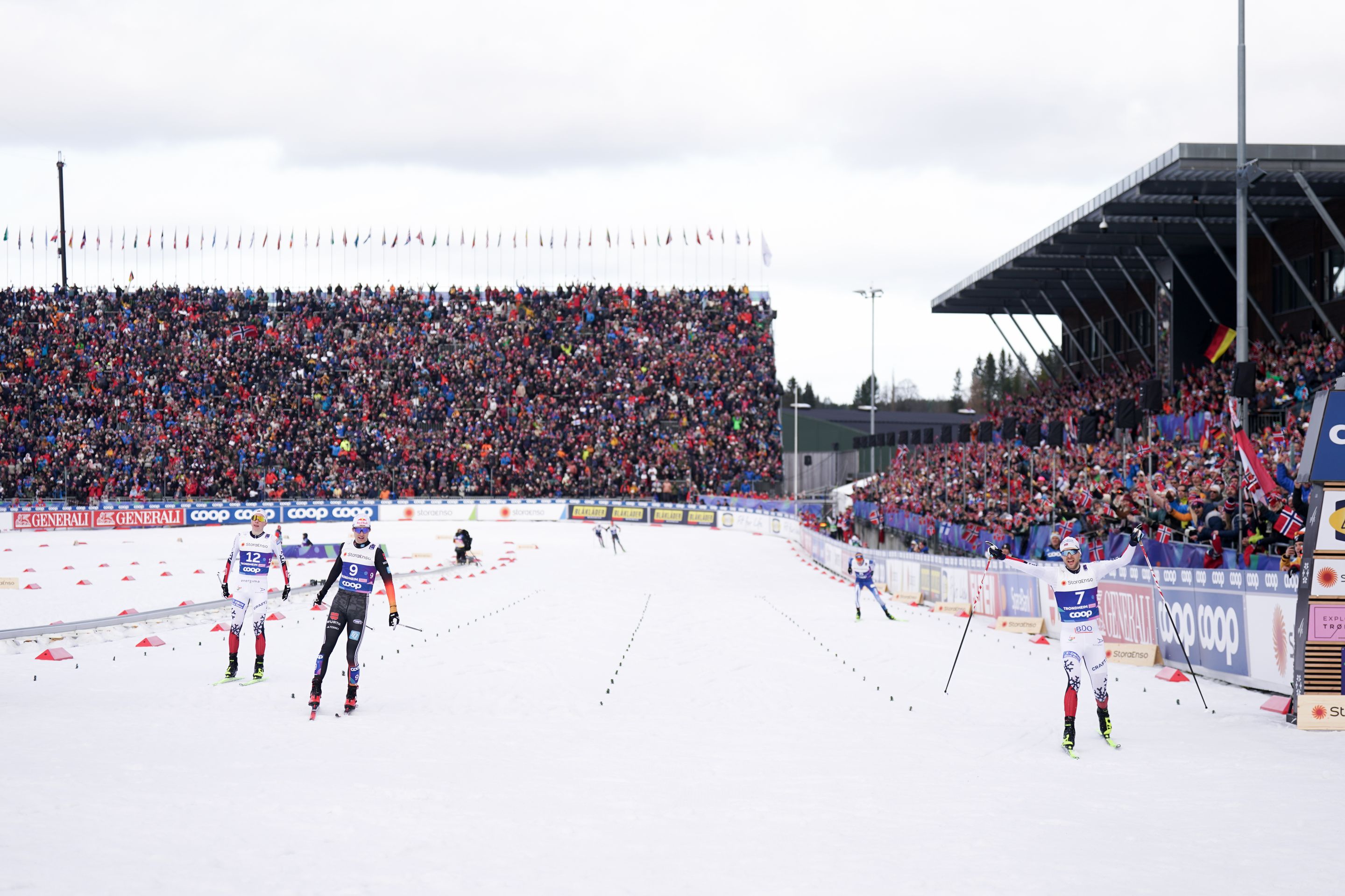 Joergen Graabak (NOR) wins the sprint finish for silver, ahead of Vinzenz Geiger (GER). © Thibaut/NordicFocus