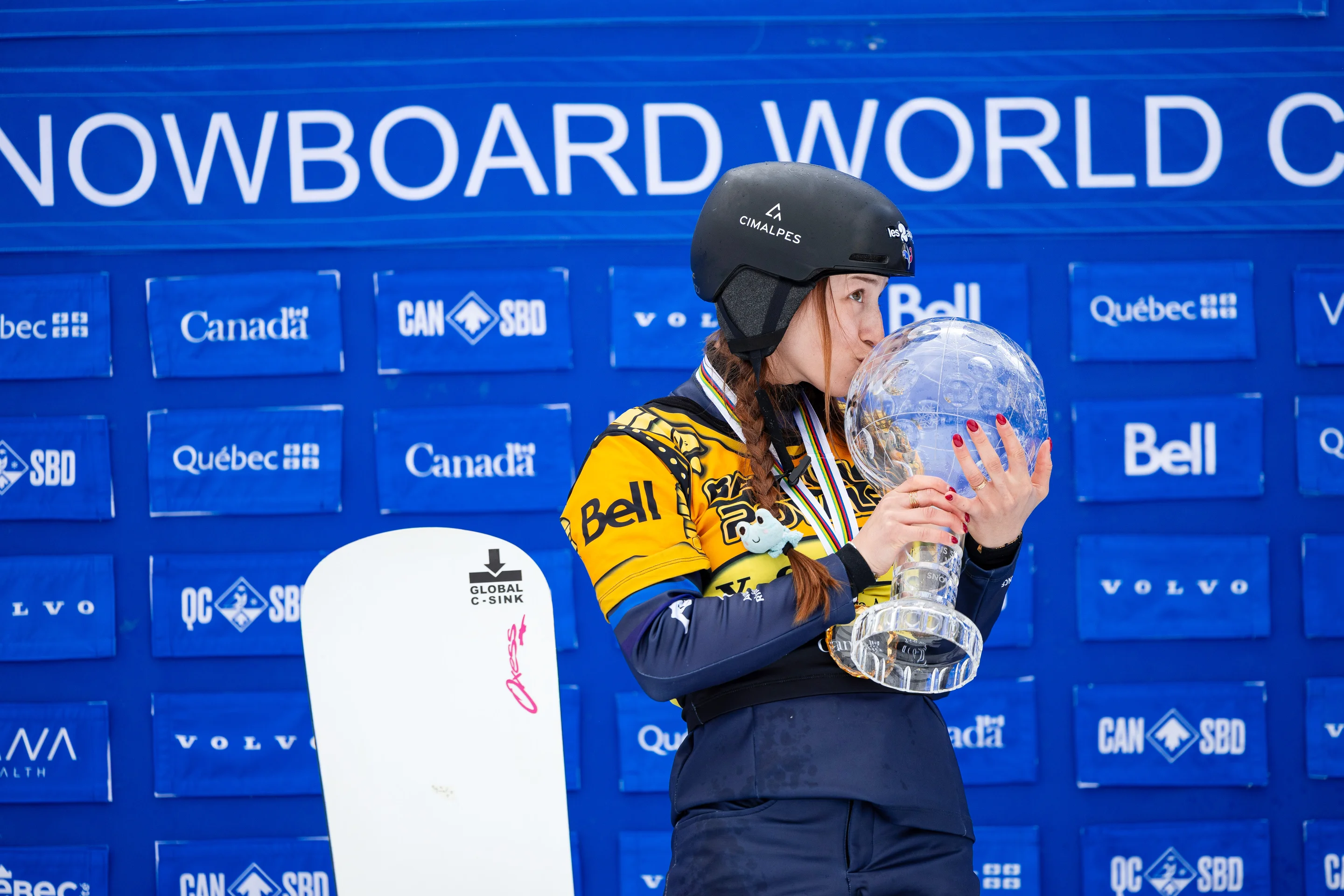 Lea Casta (FRA) kisses her Crystal Globe in 2025