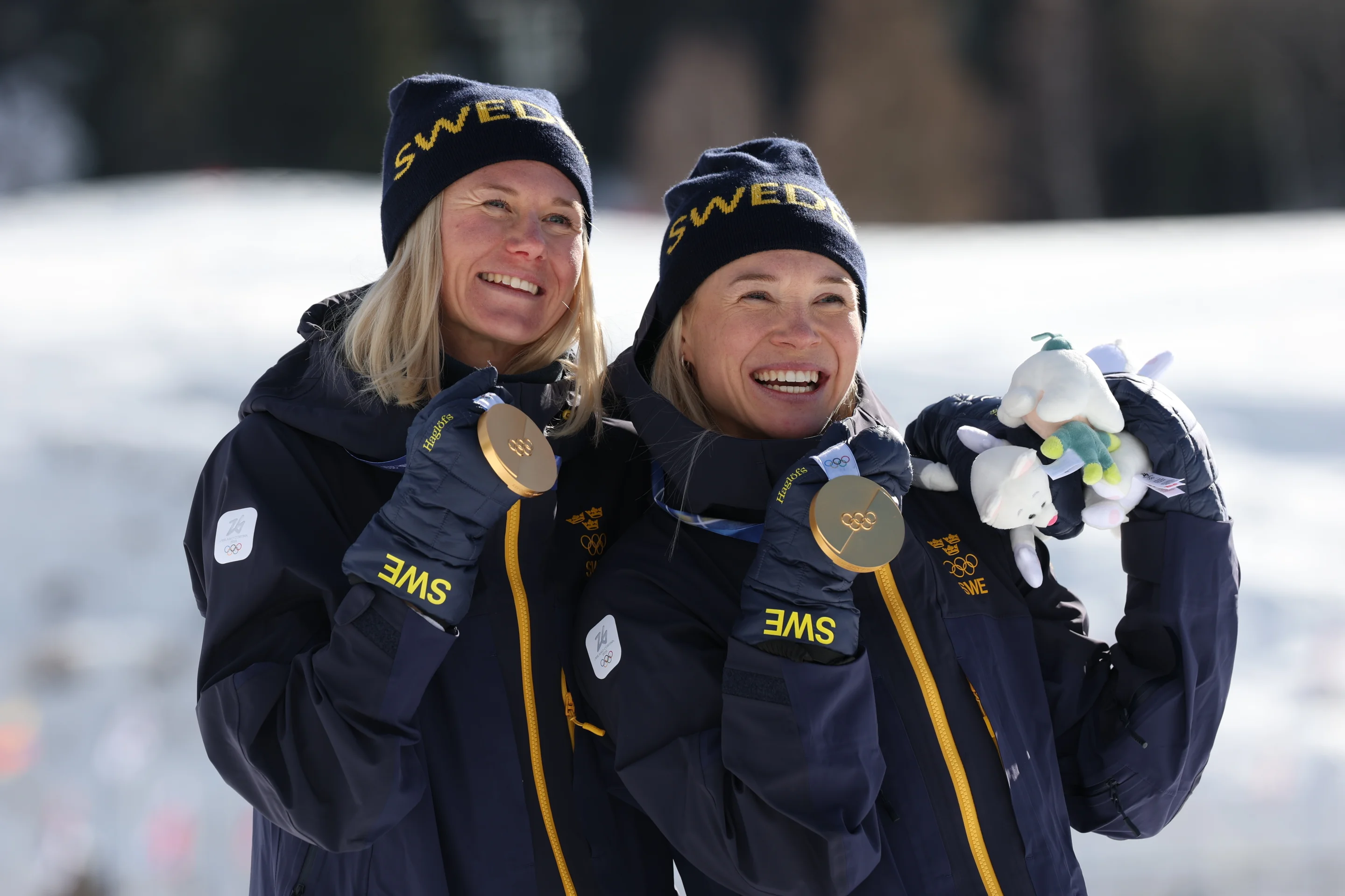 Maja Dahlqvist and Jonna Sundling with their gold medals on the podium