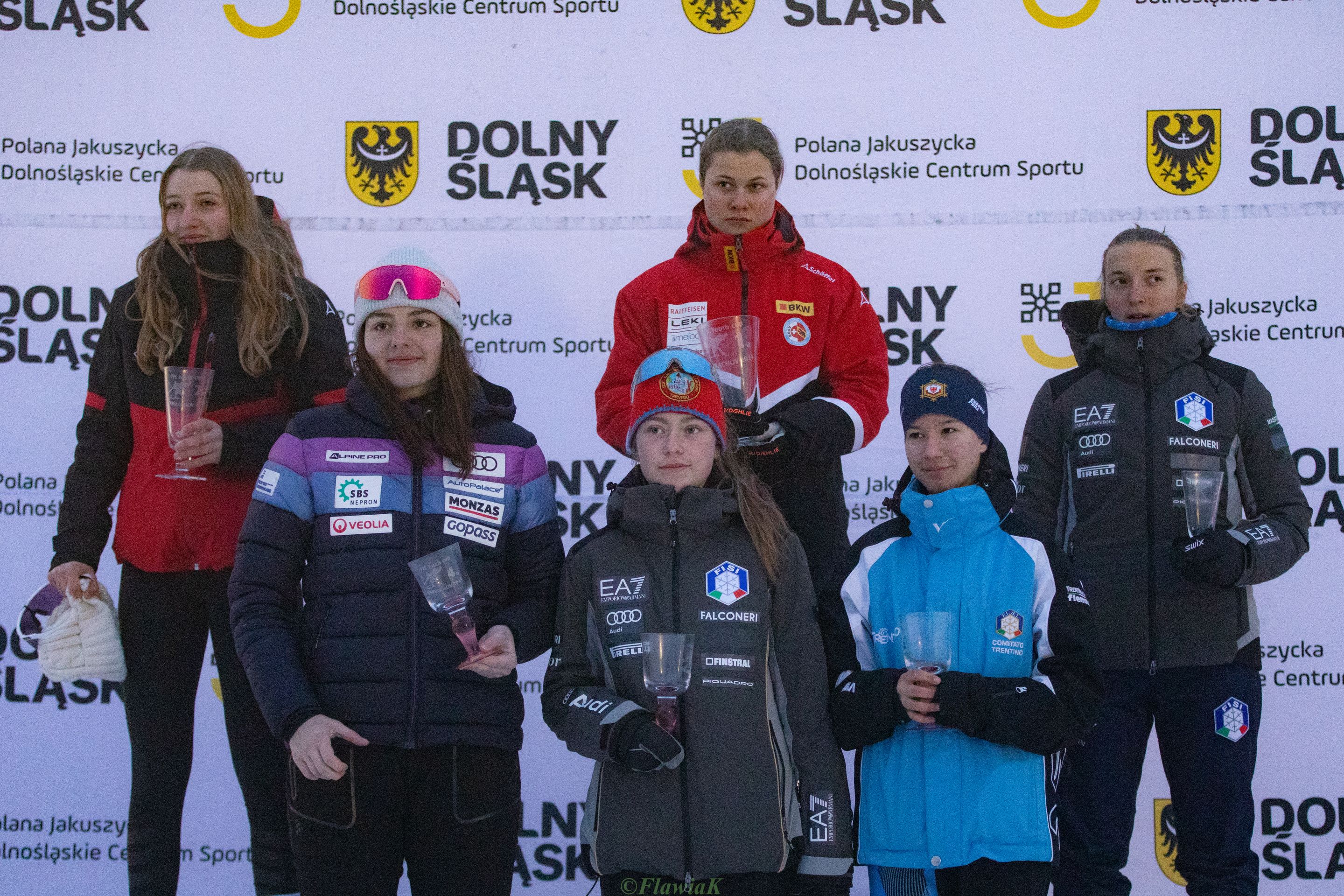 The Girls II podium with winner Giulia Belz (SUI) (c) Flawia Krawczyk