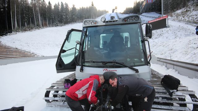 Thomas Meisinger und Tino Krause berieten den „Bison“ für die Präparation der Schanzen vor. Foto: Brand-Aktuell