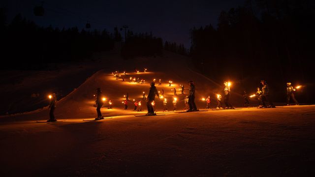A torchlight parade descend Col Drusciè, the women’s 2026 Olympic slalom piste (@manazproductions)