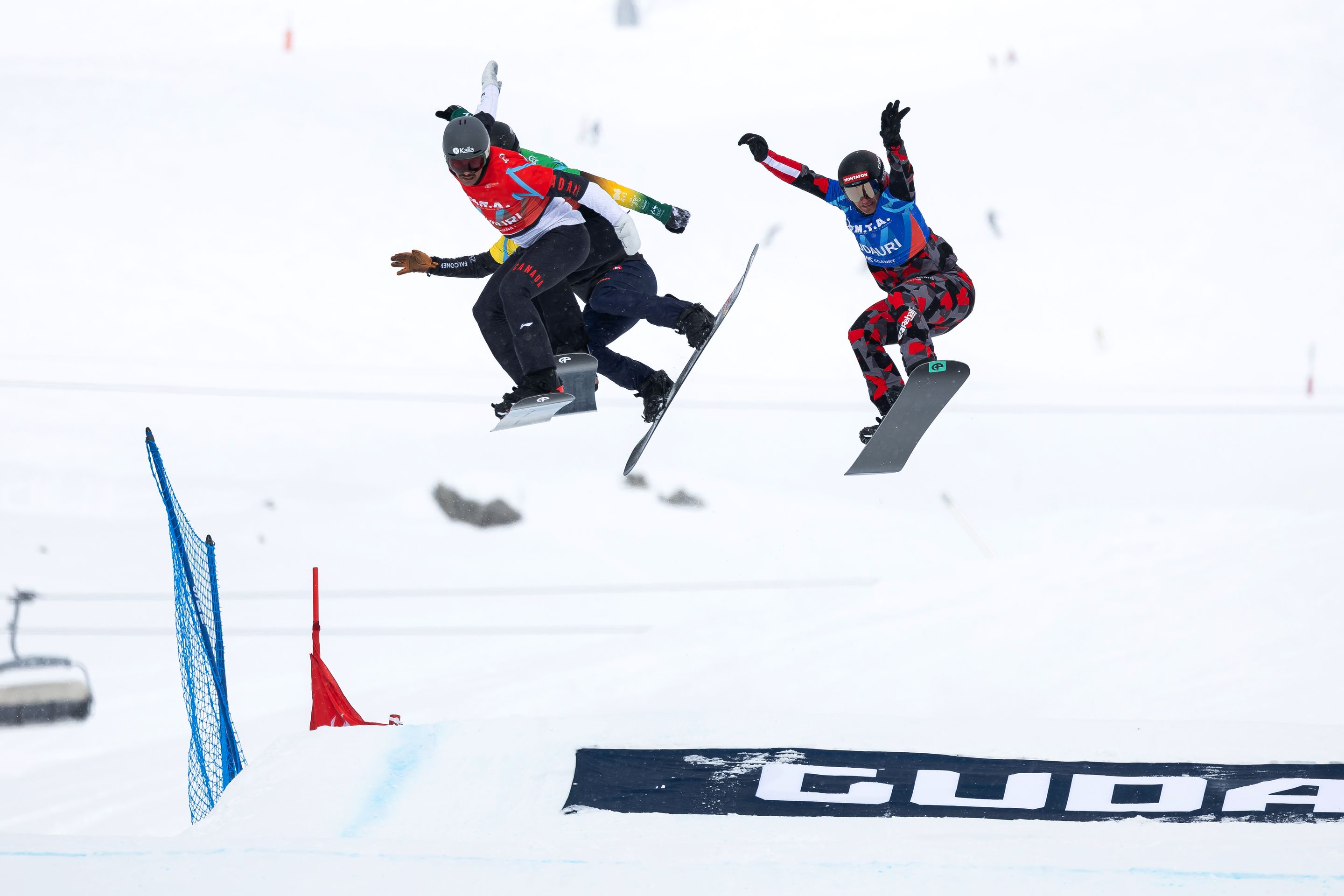 Racers soar through the air towards the finish. © Miha Matavz/FIS
