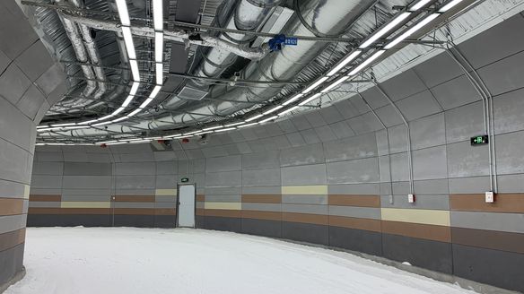 China opens first indoor skiing tunnel