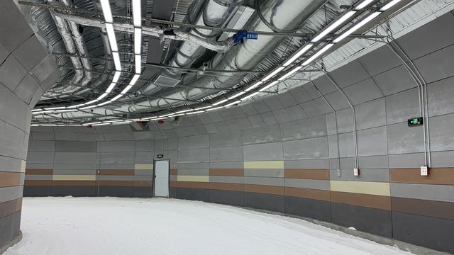 China's first indoor skiing tunnel facility