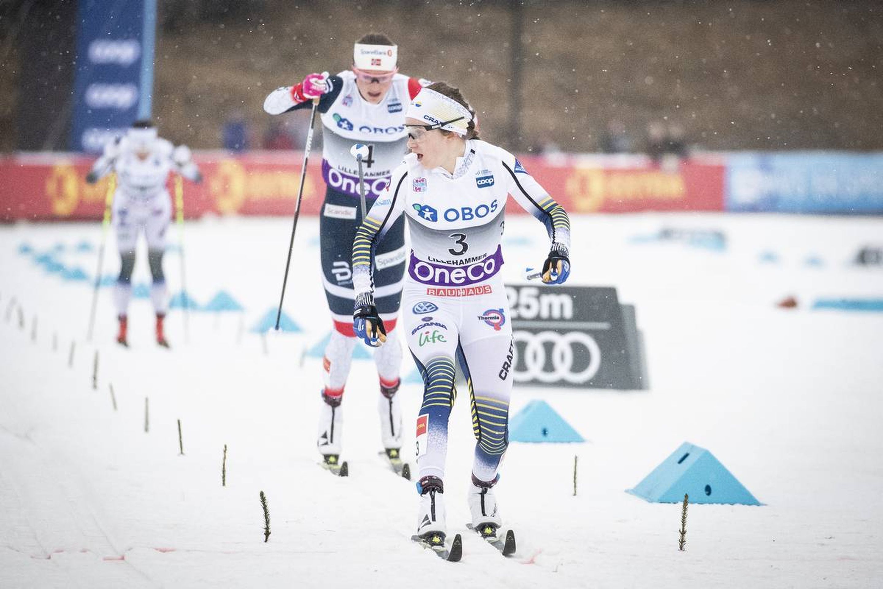 Ebba Andersson crossing the finish line just before Ingvild Flugstad Oestberg