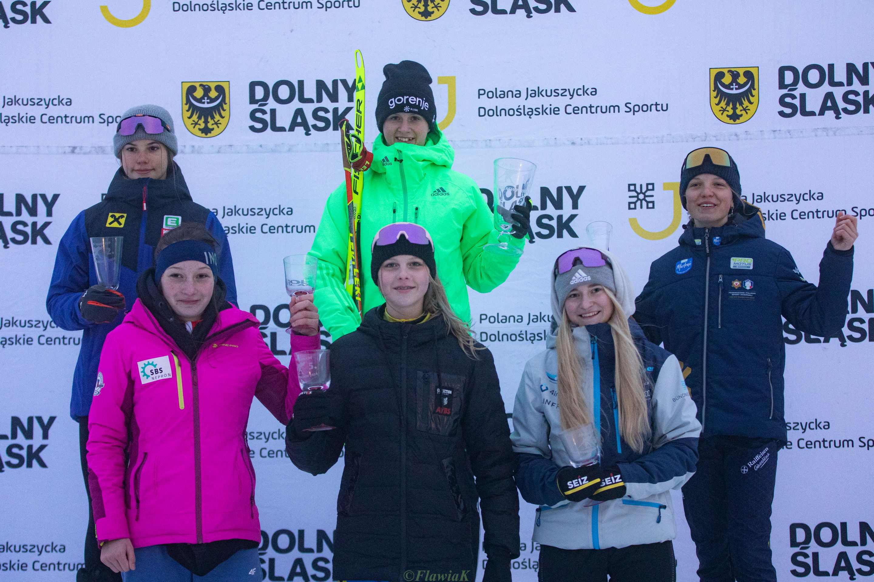 The Girls I podium with winner Masa Likozar Brankovic (SLO) (c) Flawia Krawczyk