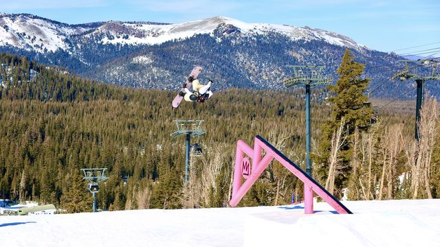 Slopestyle training action in Mammoth Mountain © Buchholz/FIS Snowboard