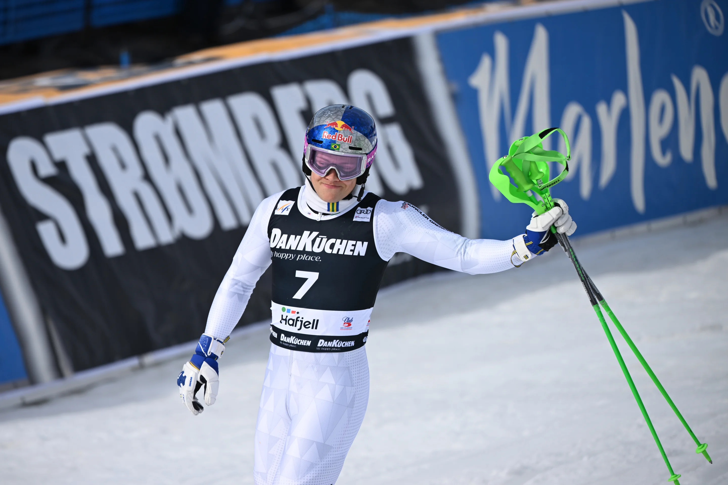 Lucas Pinheiro Braathen (BRA/Atomic) acknowledges the crowd after his second-run straddle handed the Slalom Crystal Globe to his friend Atle Lie McGrath (NOR/Head). ©FIS/ActionPress/Jonathan Nackstrand