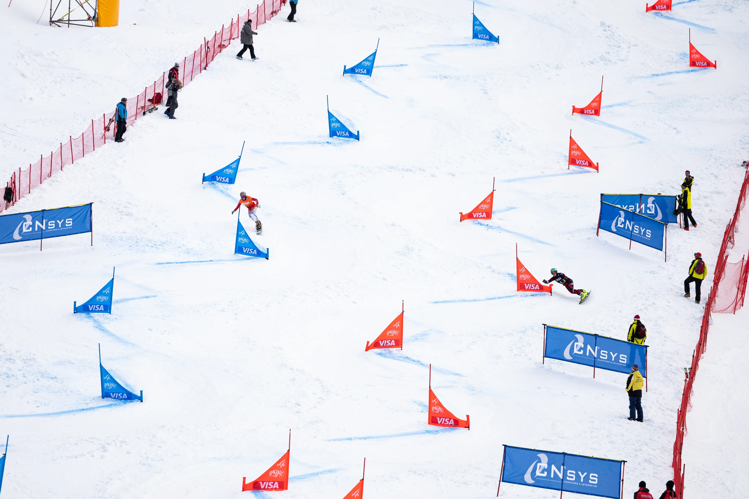 Daniela Ulbing (AUT) competes with Julie Zogg in Bansko (BUL). Photo: © Miha Matavz/FIS