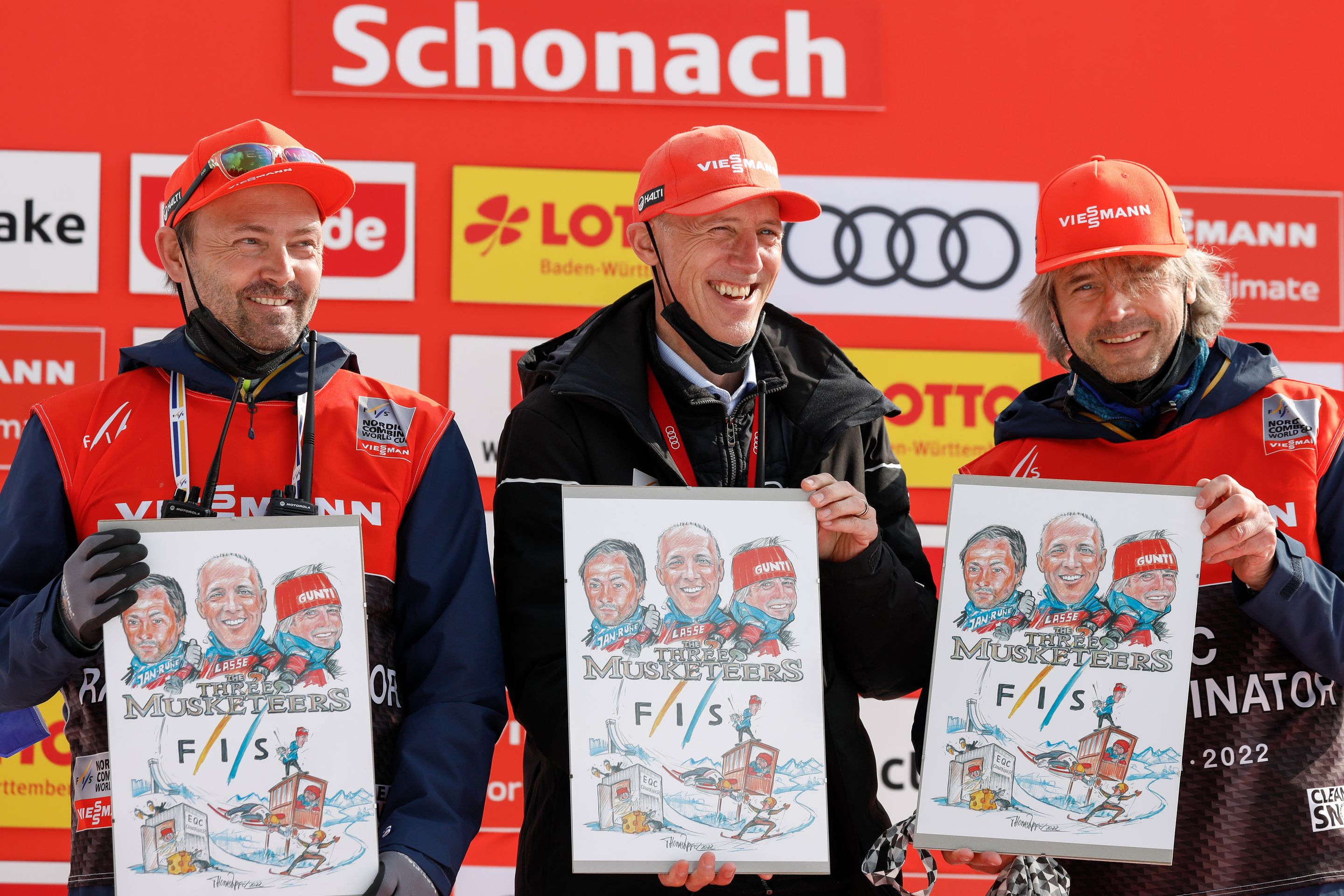 Guntram Kraus (r.) being awarded for 15 years as EQC in Schonach 2022, together with Race Director Lasse Ottesen (m.) and Race Director Assistant Jan Rune Grave (l.) (c) Nordic Focus