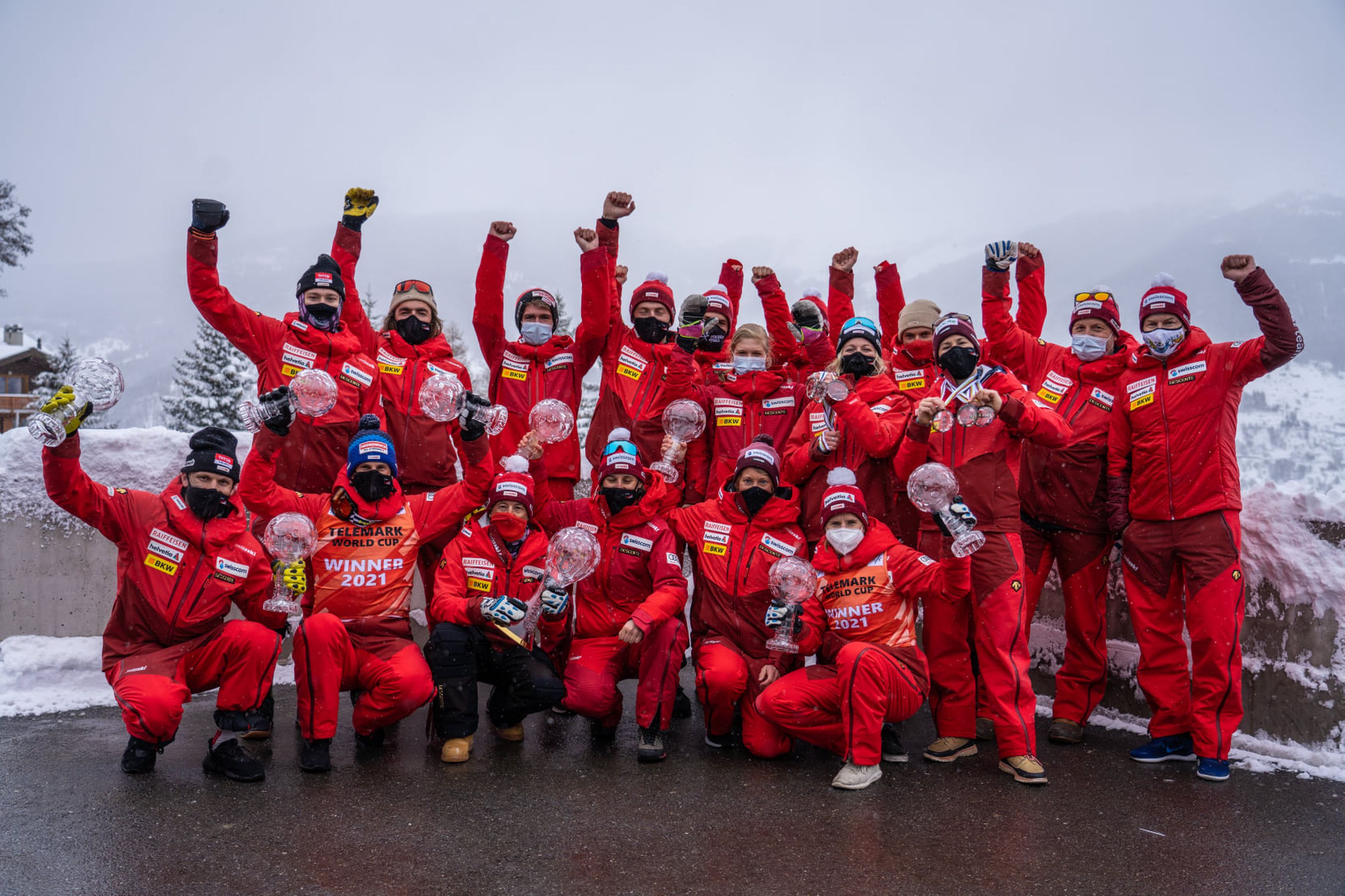 Jonas Lenherr celebrates with Team Switzerland (GEPA)