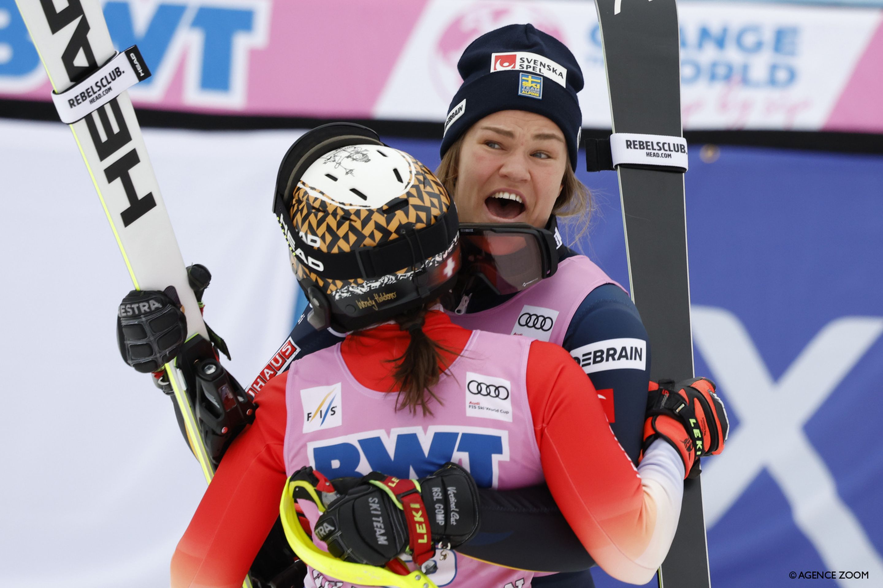 Swenn Larsson congratulates her fellow winner (Agence Zoom)