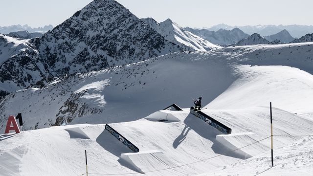 Stubai (AUT) World Cup slopestyle action © Kielpinski/FIS Freeski