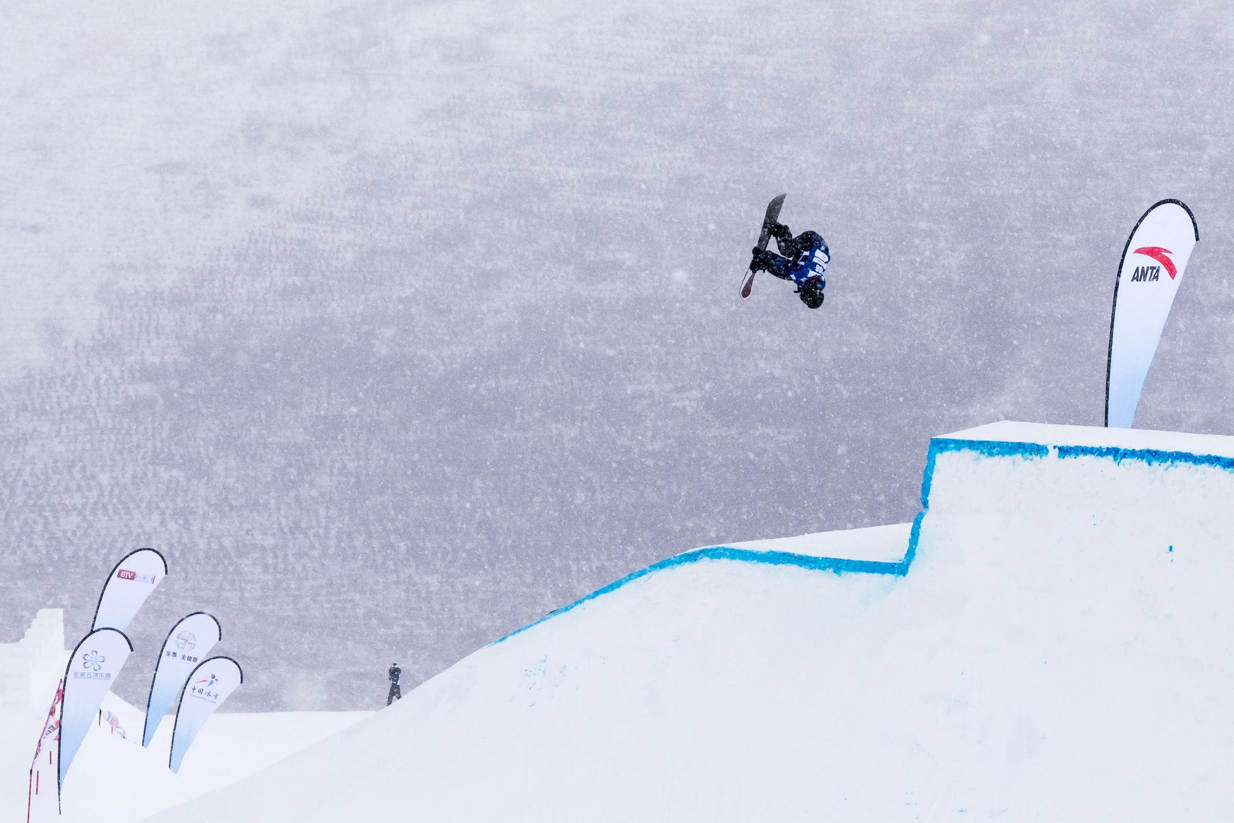 Trainig at the FIS Snowboard slopestyle World Cup event in Secret Garden (CHN). Photo: Mateusz Kielpinski (FIS)