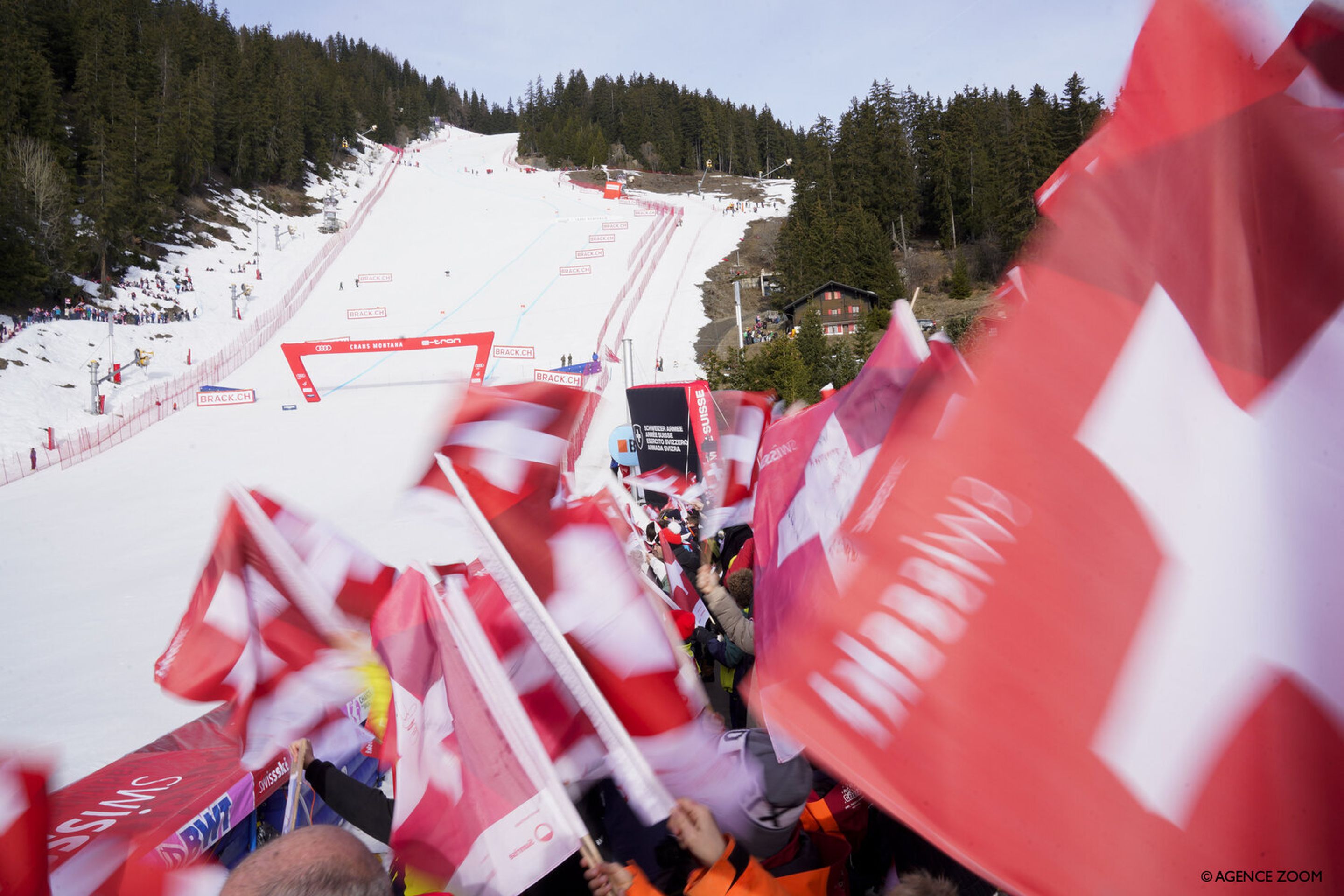 Thousands of Swiss fans were rewarded with three home skiers inside the top seven (@AgenceZoom)