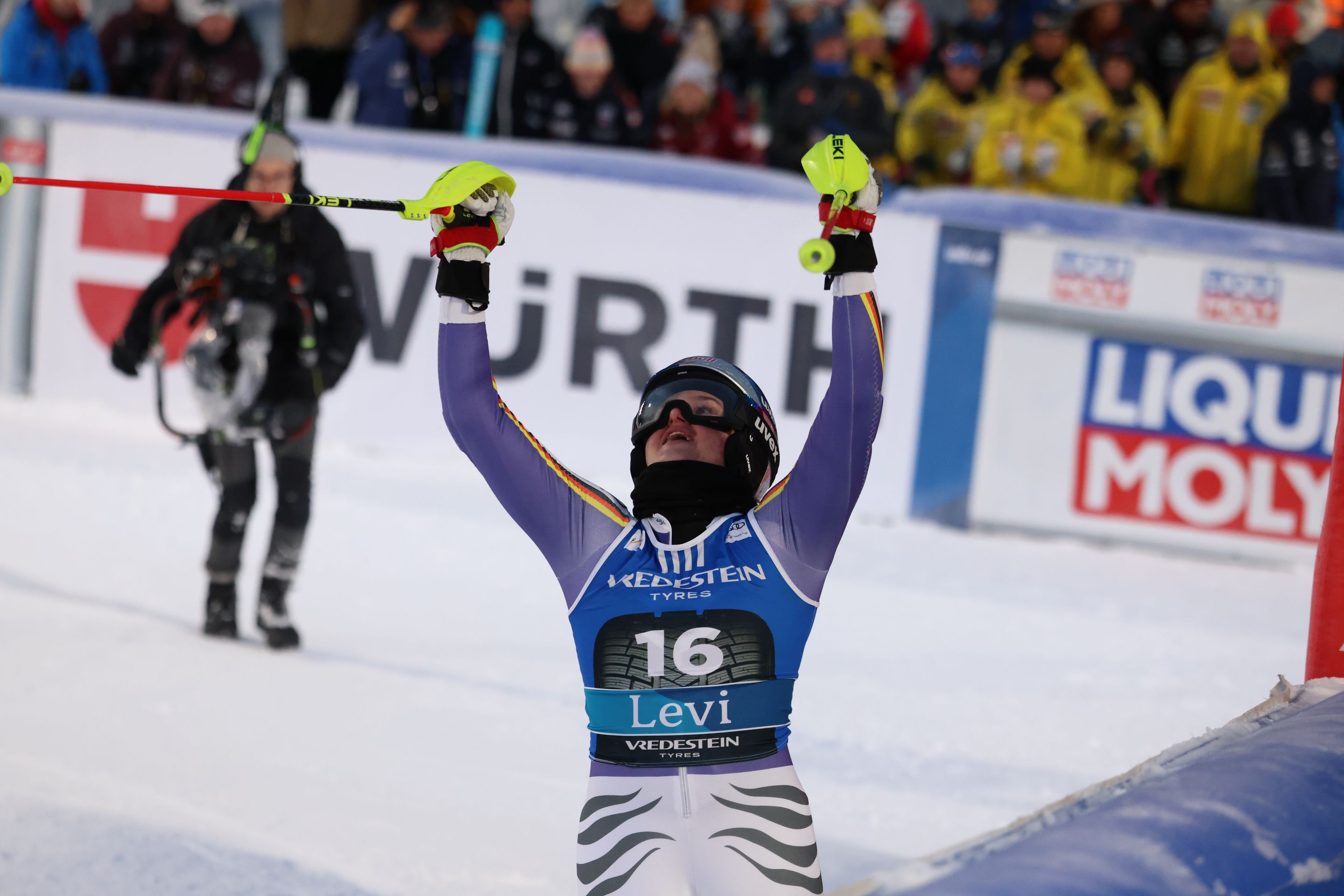 Emma Aicher (GER/Head) celebrates after taking the lead late in the second run on Saturday. © FIS/ActionPress/Julia Piatkowska