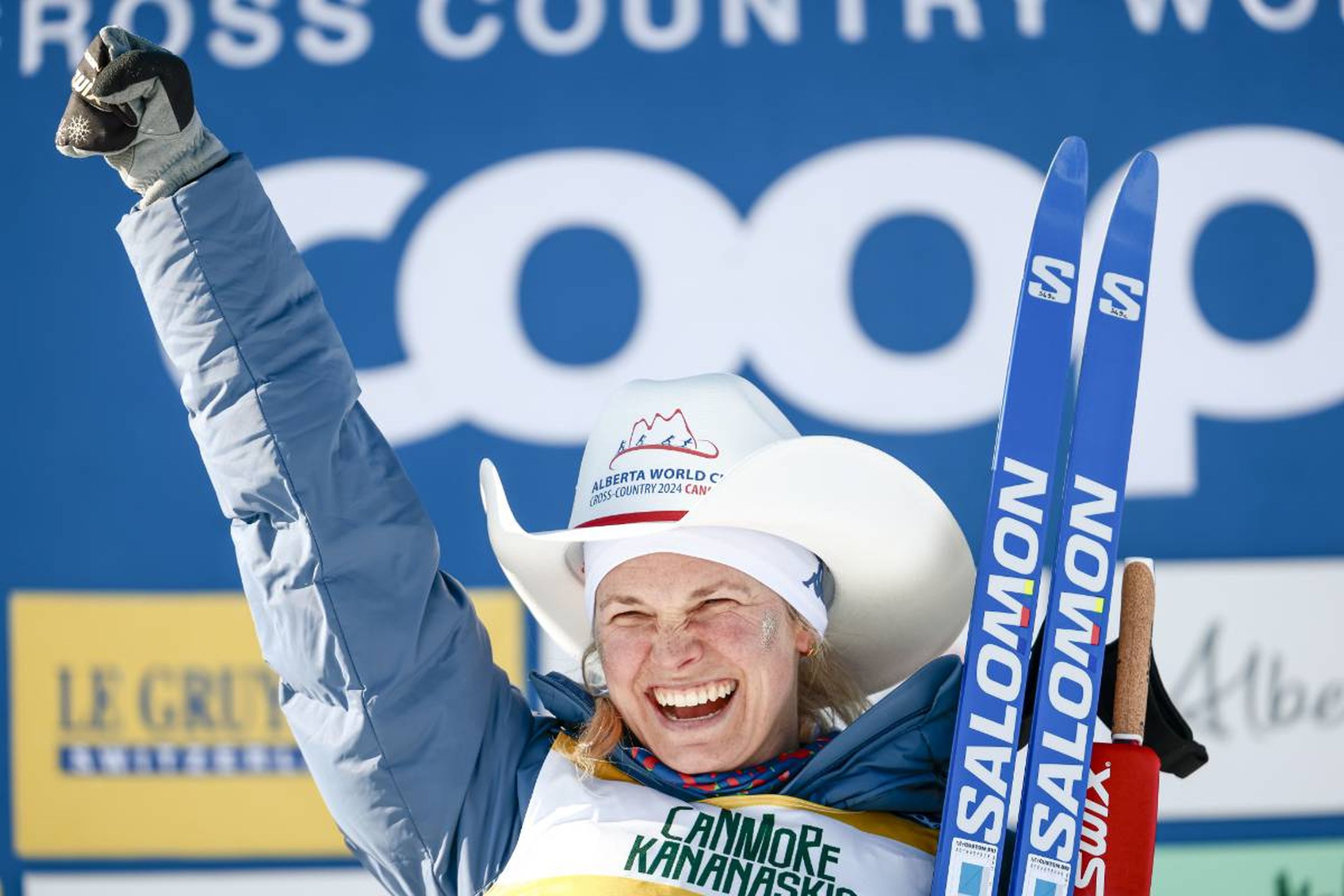 Jessie Diggins celebrating with a local cowboy hat after winning the 15km mass start free in Canmore, Canada © NordicFocus