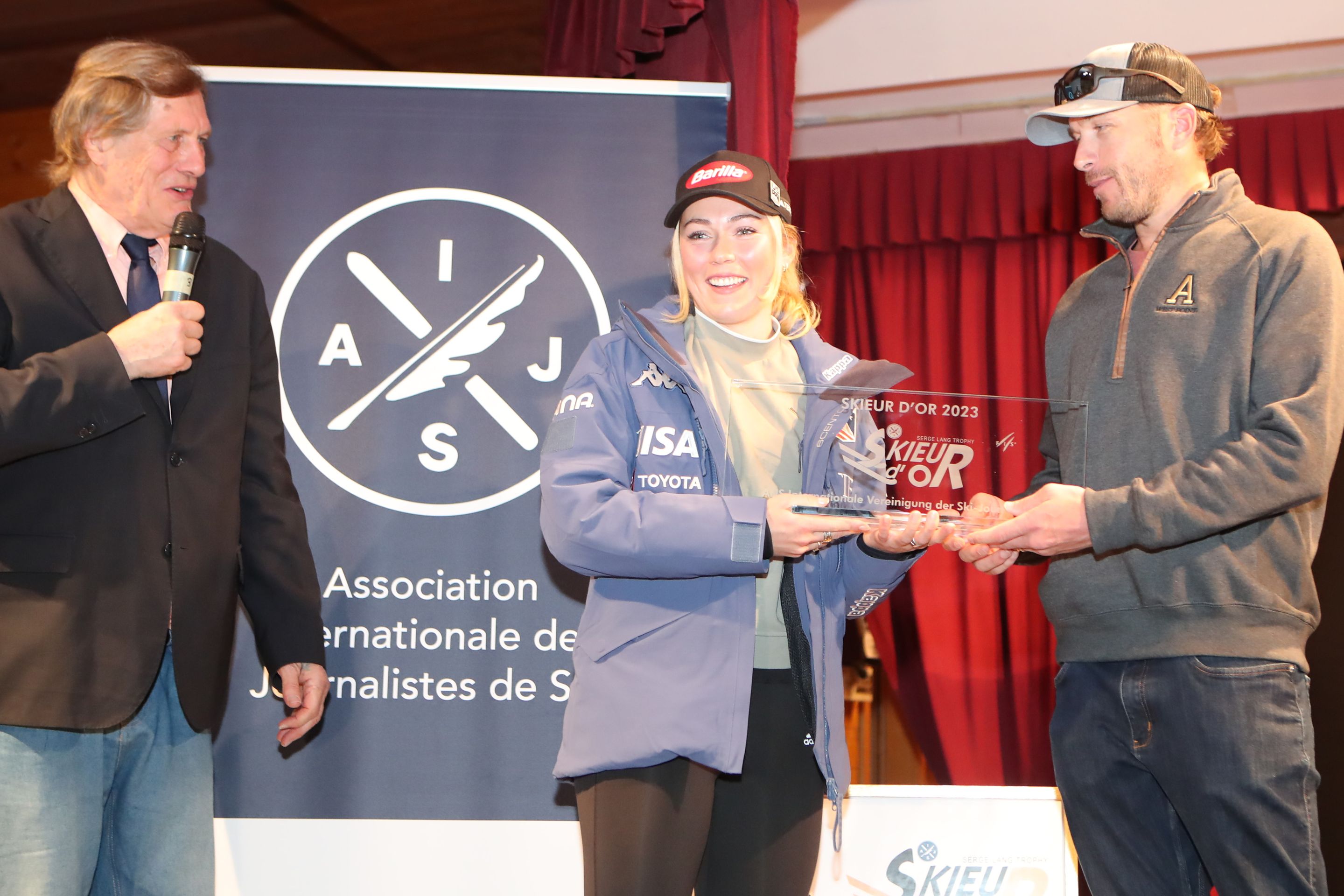 Mikaela Shiffrin (USA) is awarded the Skieur d’Or 2023 trophy