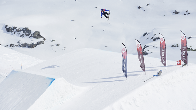 Slopestyle action in Corvatsch (SUI) © Swiss Snowboard