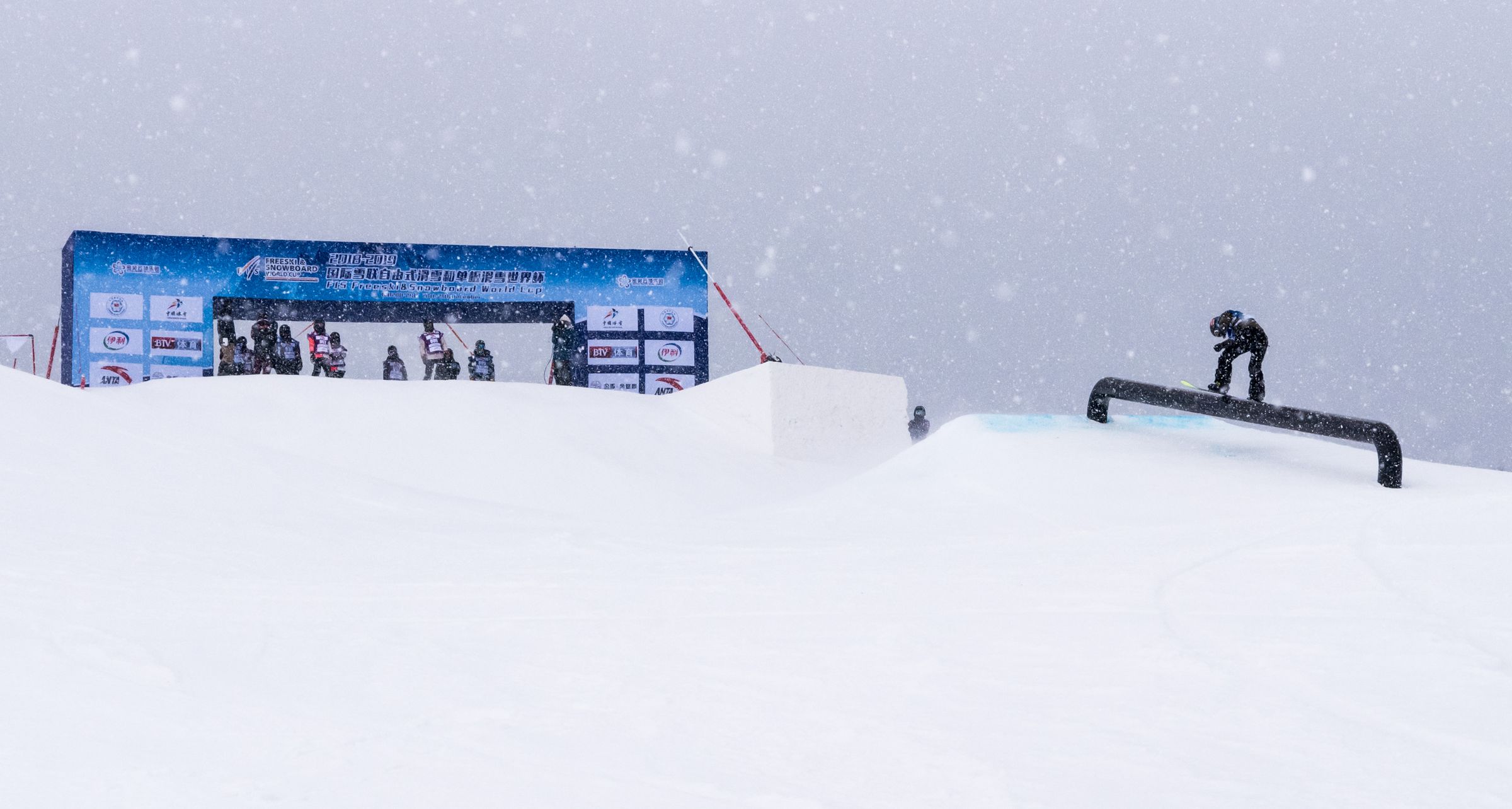 Trainig at the FIS Snowboard slopestyle World Cup event in Secret Garden (CHN). Photo: Mateusz Kielpinski (FIS)