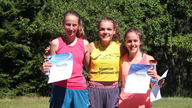 Daniela Dejori (Mitte) gewann die Nordische Kombination vor Sophia Maurus (links) und Lena Prinoth. Foto: Brand-Aktuell