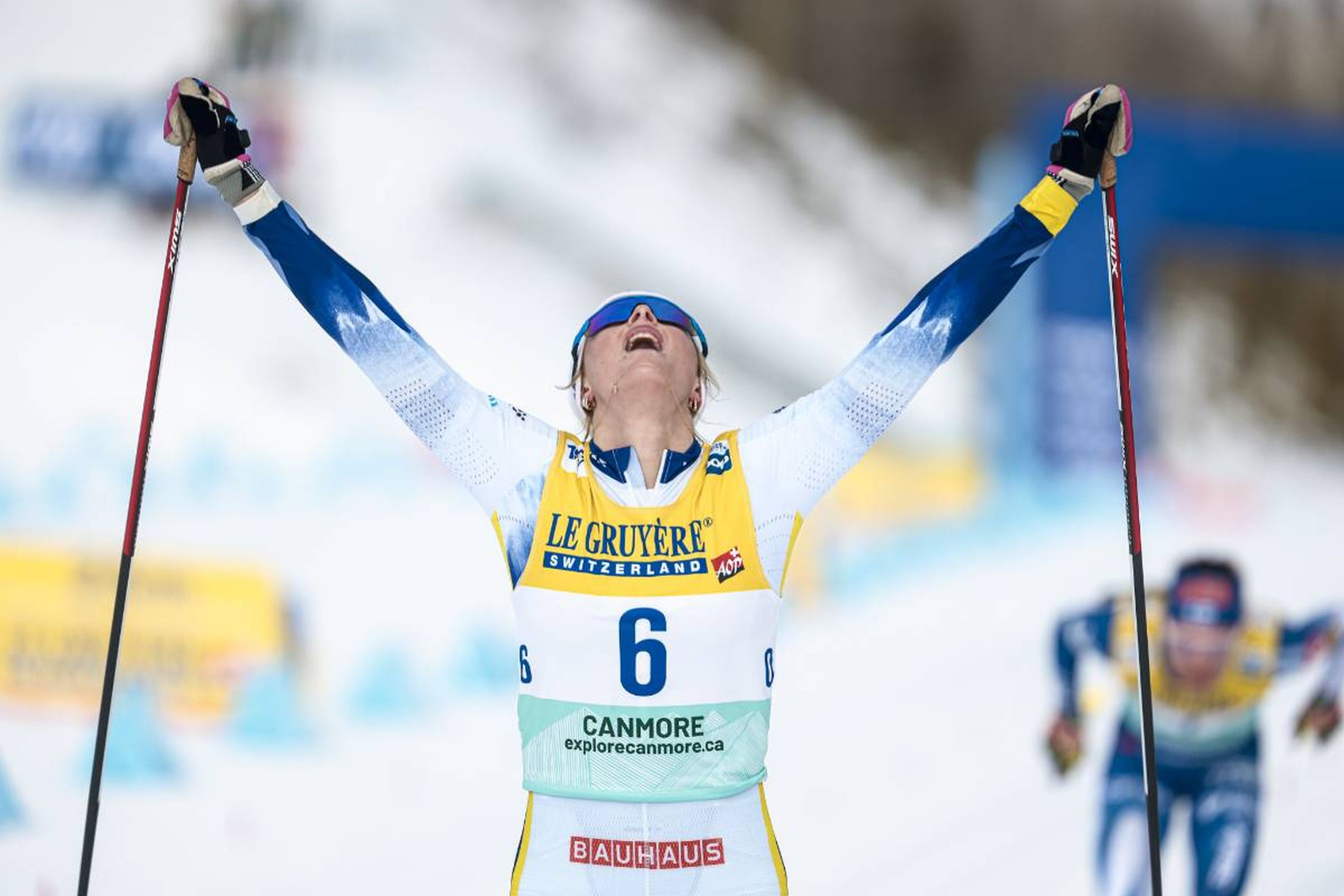 Frida Karlsson celebrates her victory as Kerttu Niskanen crosses the finish line behind her © NordicFocus