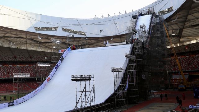 Training Thursday at the Air + Style Beijing ©FIS Snowboard