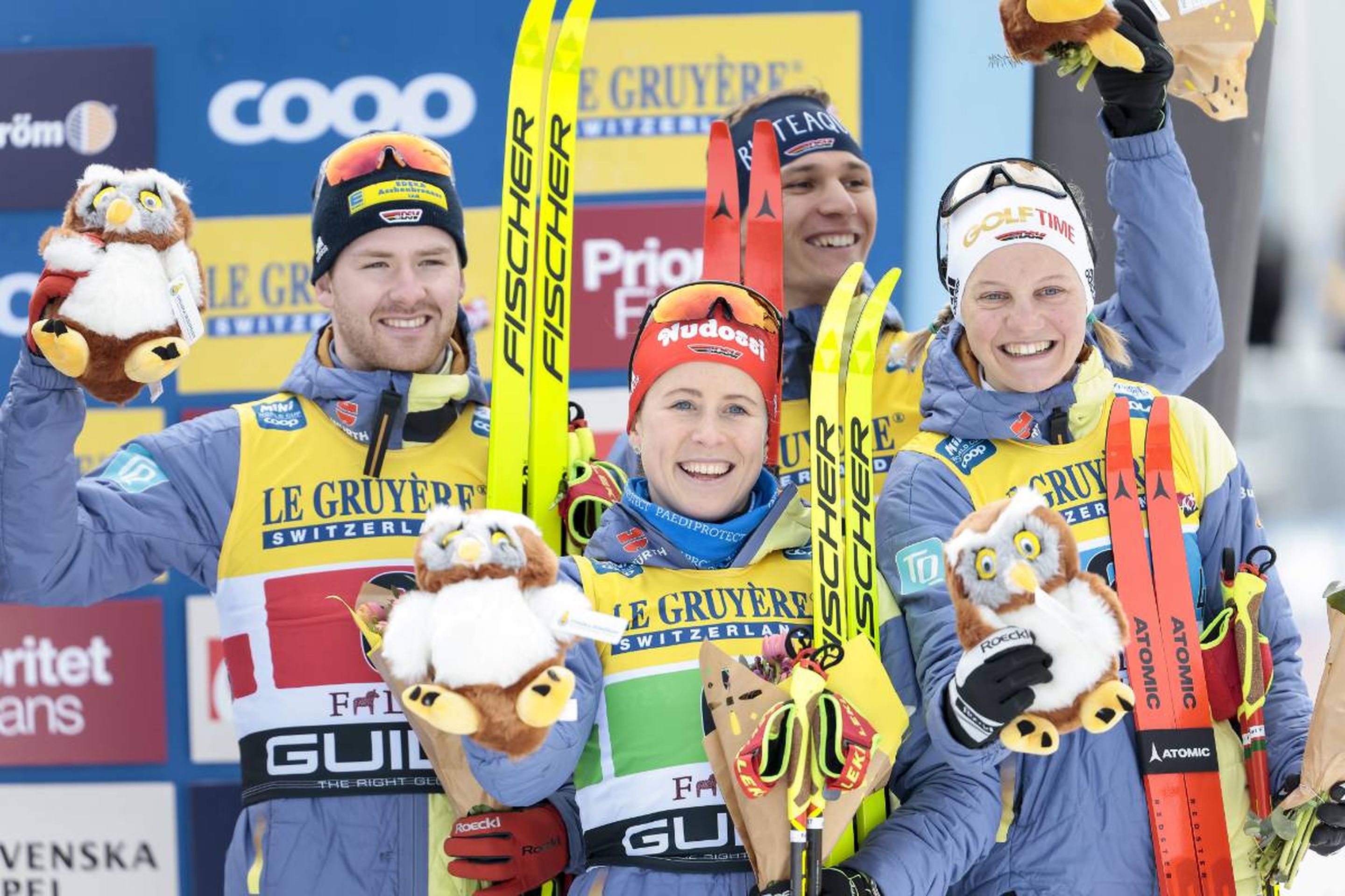 Germany's Albert Kuchler, Katharina Hennig, Anian Sossau and Victoria Carl celebrate their third place: @Nordic Focus.