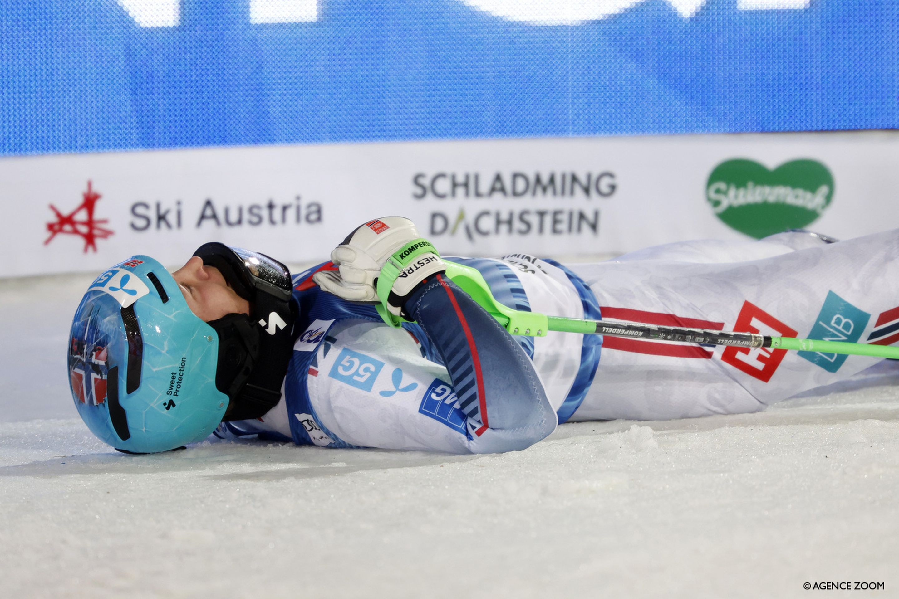 Timon Haugan (NOR) falls to the snow after skiing into the provisional lead on Wednesday (Agence Zoom)