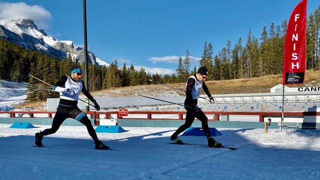 Antoine Briand ahead of Andy Newell