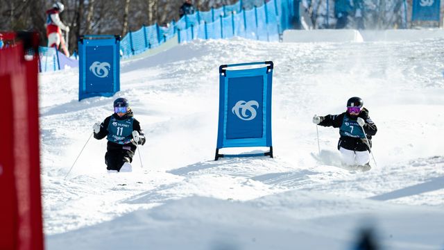 Hannah Soar and Olivia Giaccio competing in dual moguls at the Bakuriani 2023 World Championships