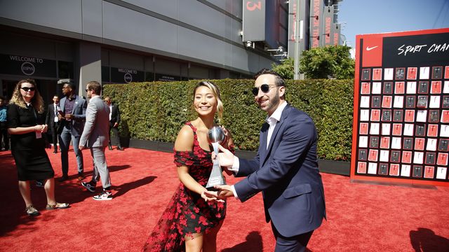 Chloe Kim receives her ESPY from Jack Mitrani © ESPN