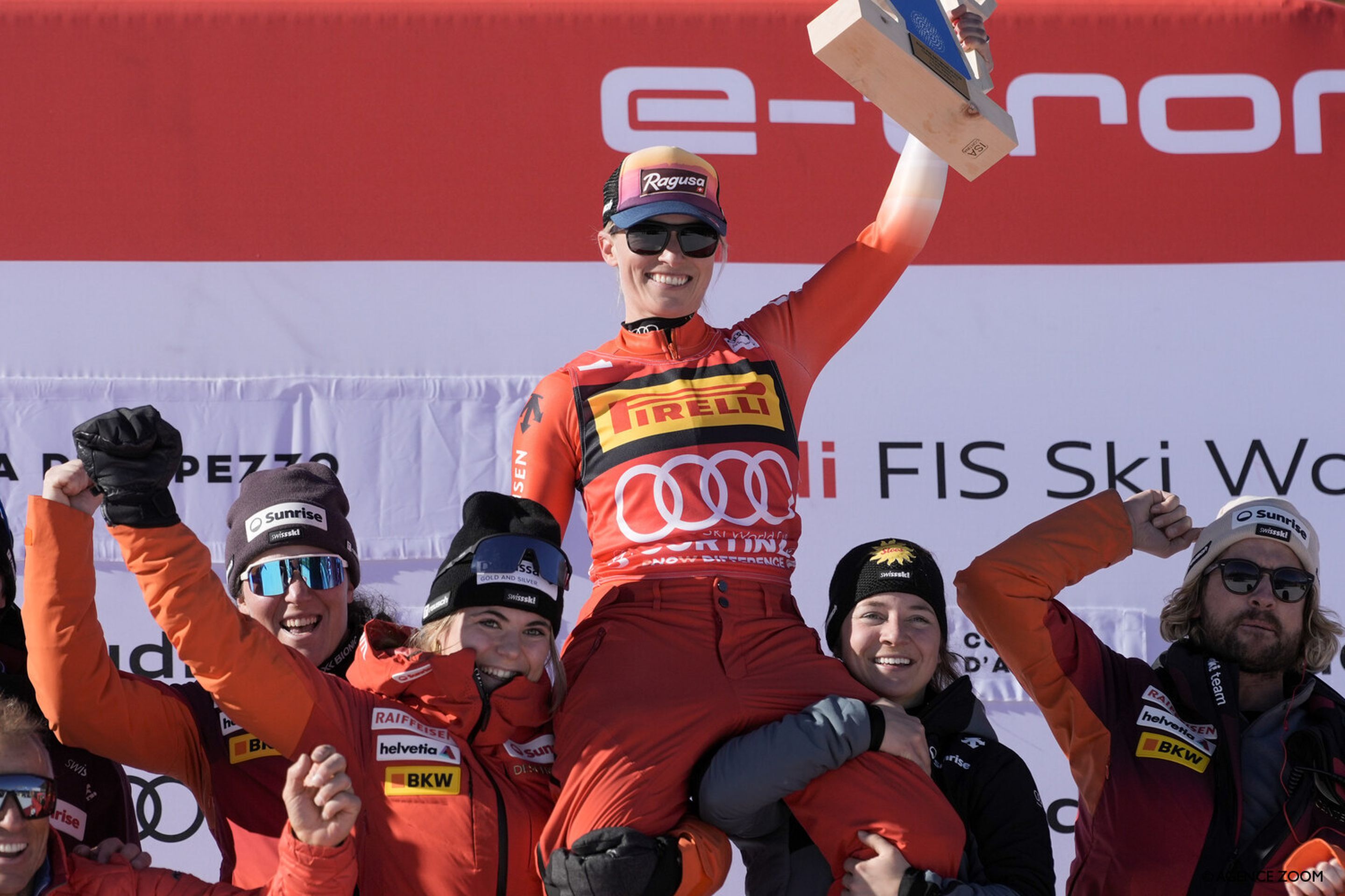 Gut-Behrami and her Swiss teammates celebrate in Cortina (Agence Zoom)