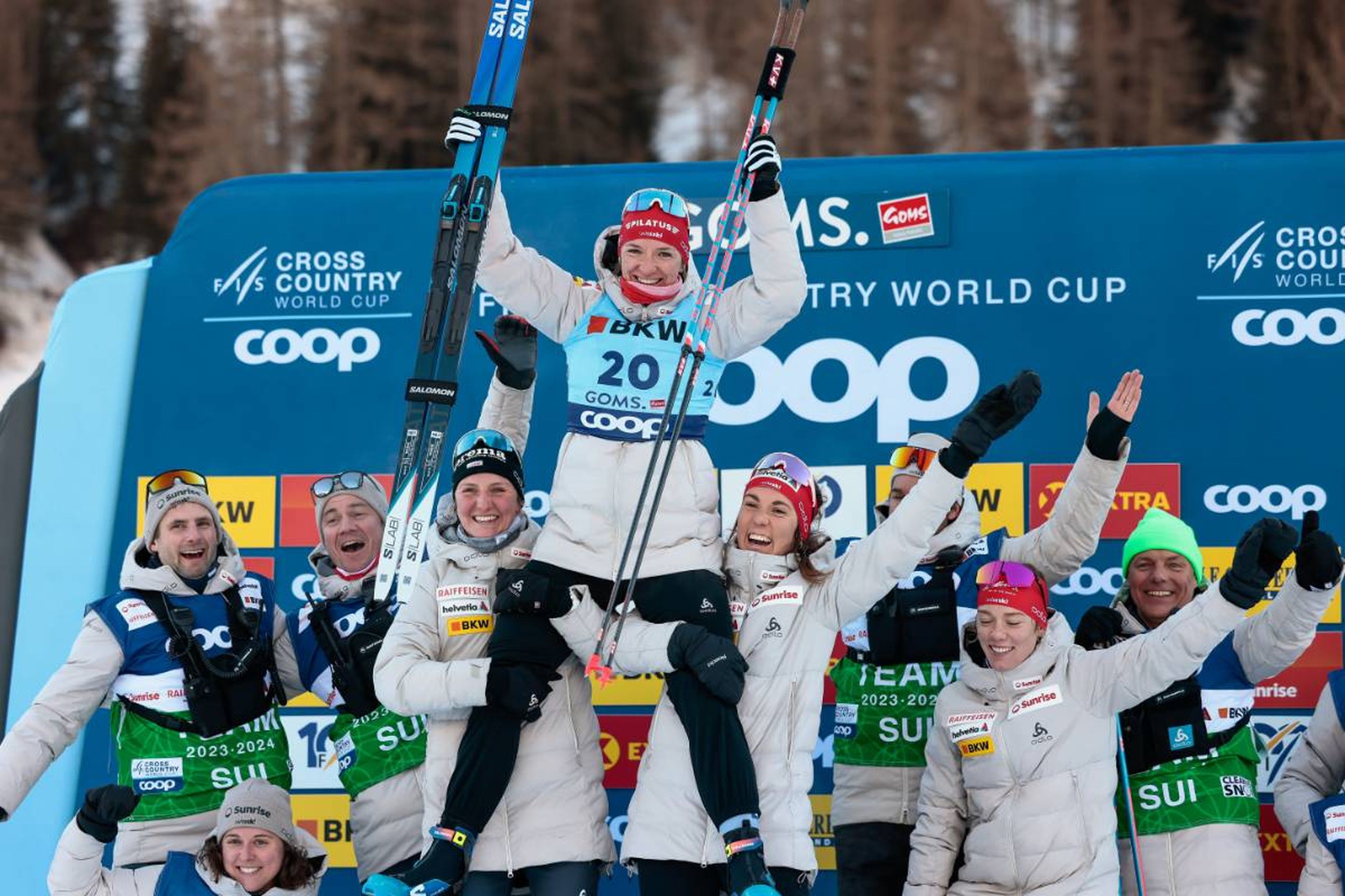 Home hero Nadine Faehndrich (SUI) celebrates one of her best ever distance races in front of a home crowd with her team © NordicFocus