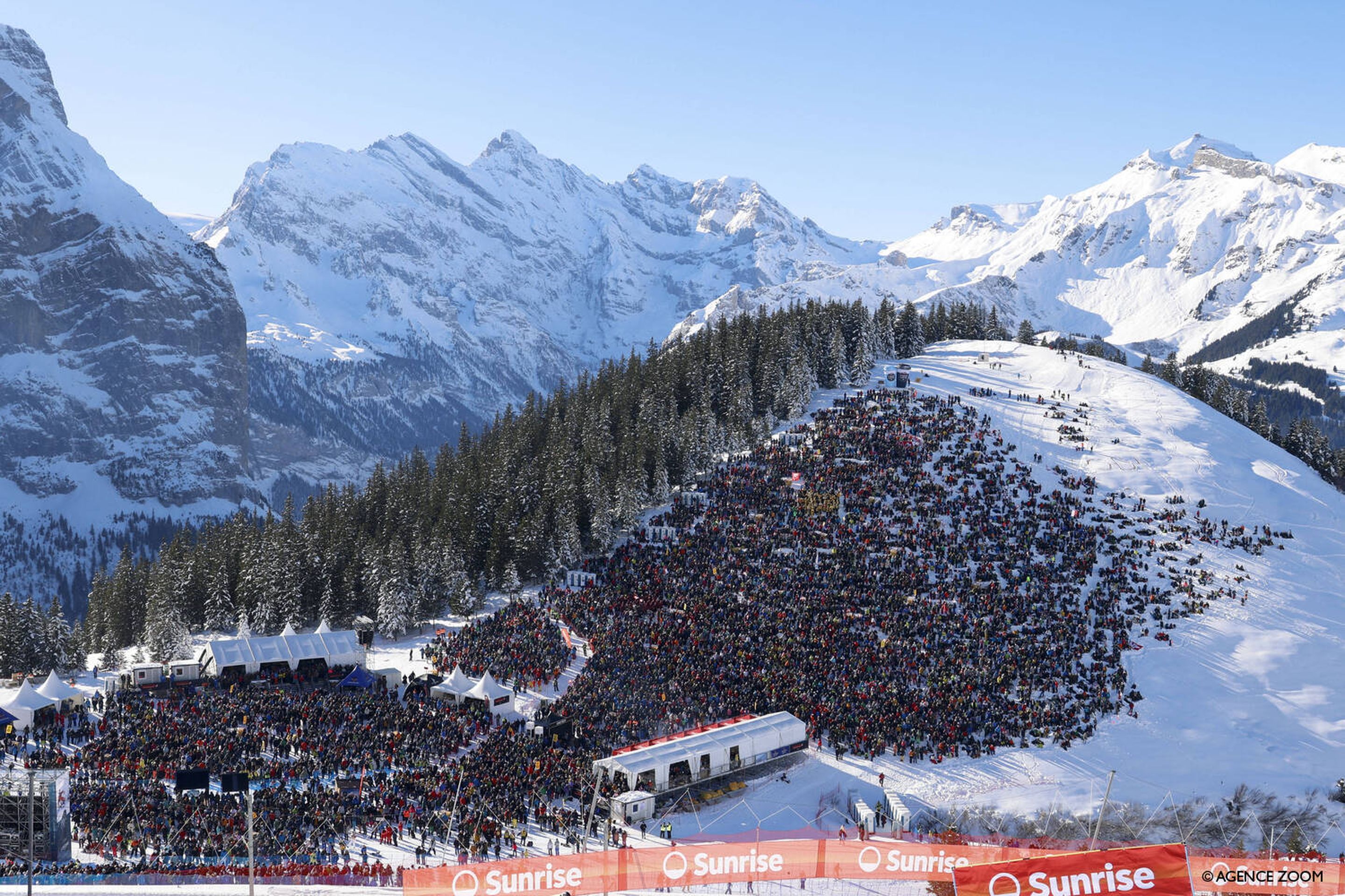 Tens of thousands of mostly Swiss ski fans celebrated Odermatt's triumph (@Agence Zoom)