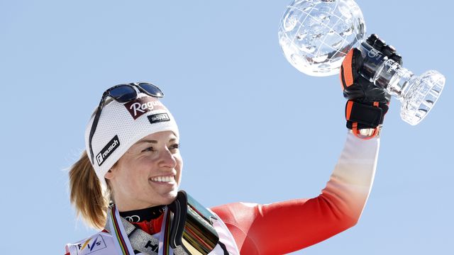 Lara Gut-Behrami (SUI) with her super-G globe from last season; how many can she win this season? (Agence Zoom)