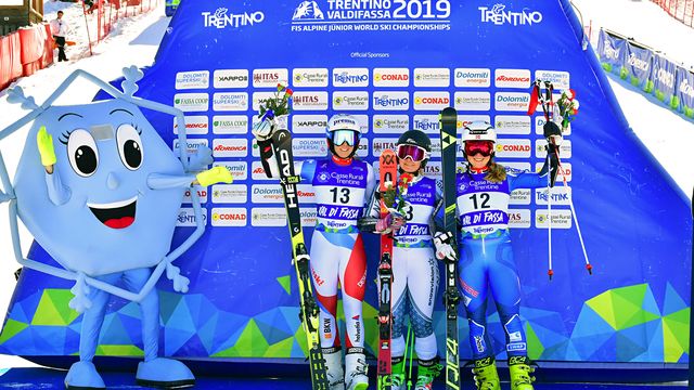 Febr.-19.2.2019 Val di Fassa, Alpin Junioren WM Giant Slalom, Sieger v.li. Maskottchen "Neif", Camille Rast SUI 2. Platz, Alice Robinson NZL 1. Platz und Kaja Norbye NOR 2. Platz.