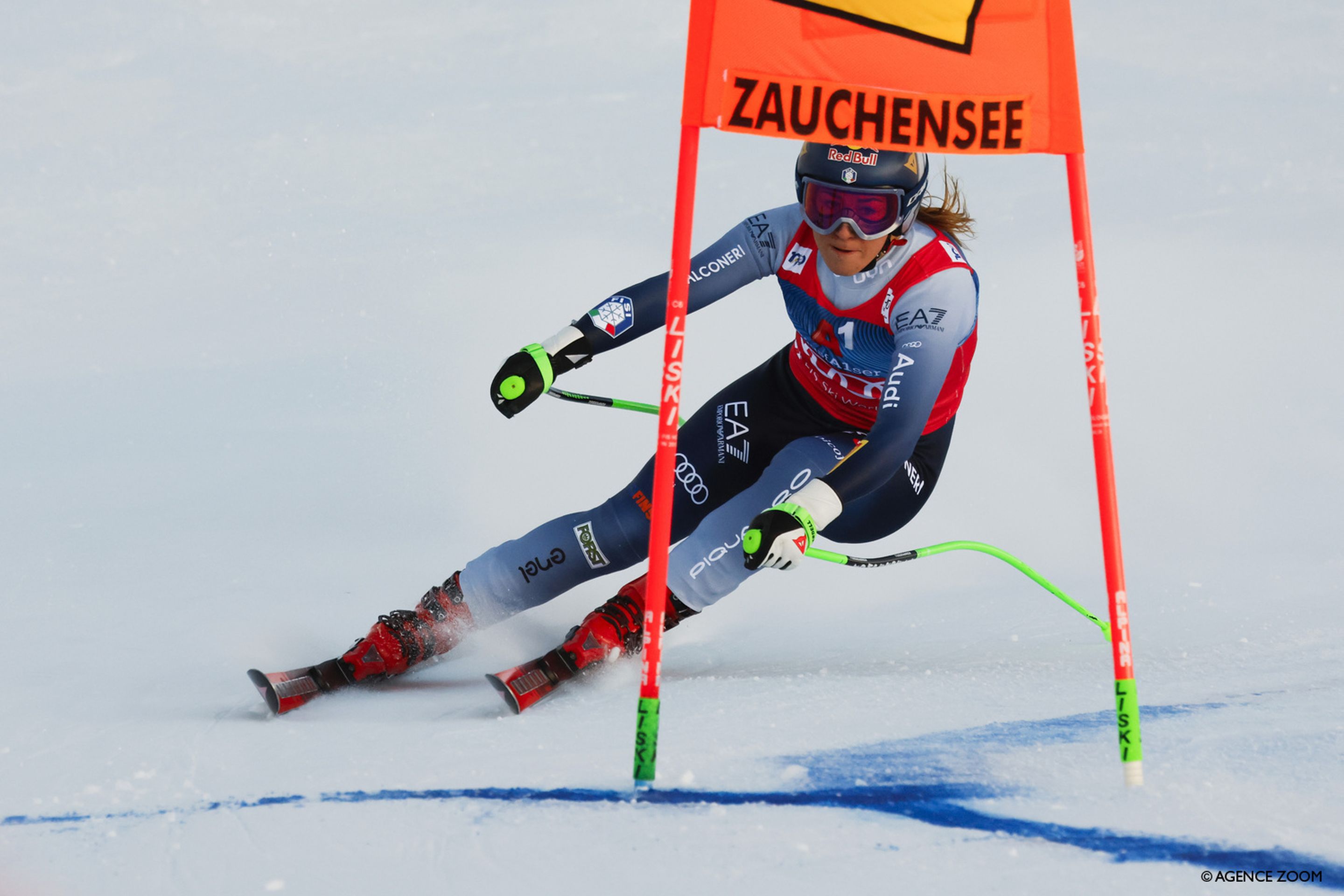 Sofia Goggia (ITA) attacks the downhill course on her way to victory (Agence Zoom)