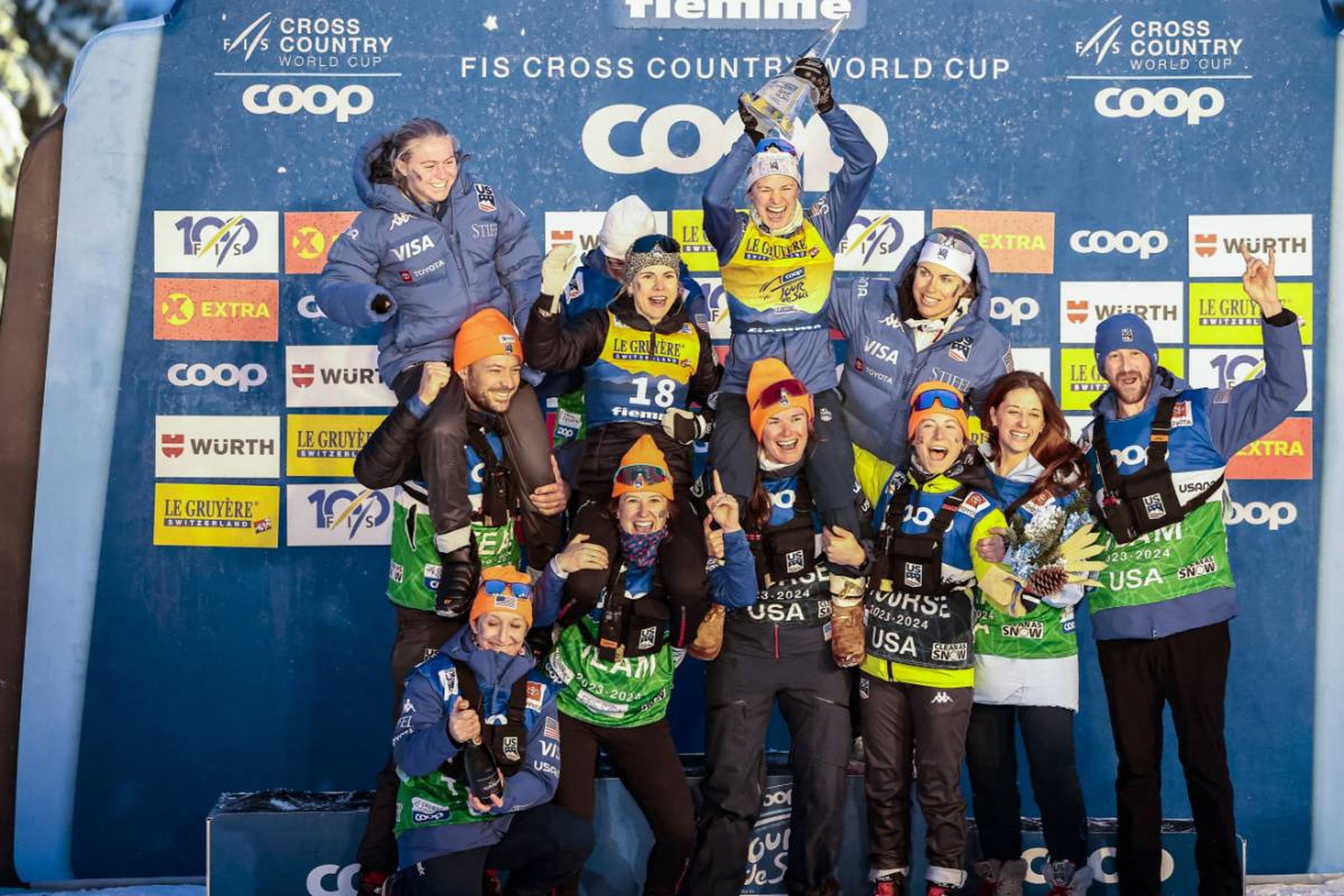 Diggins holds the Tour de Ski trophy as she celebrates her triumph with her team © NordicFocus