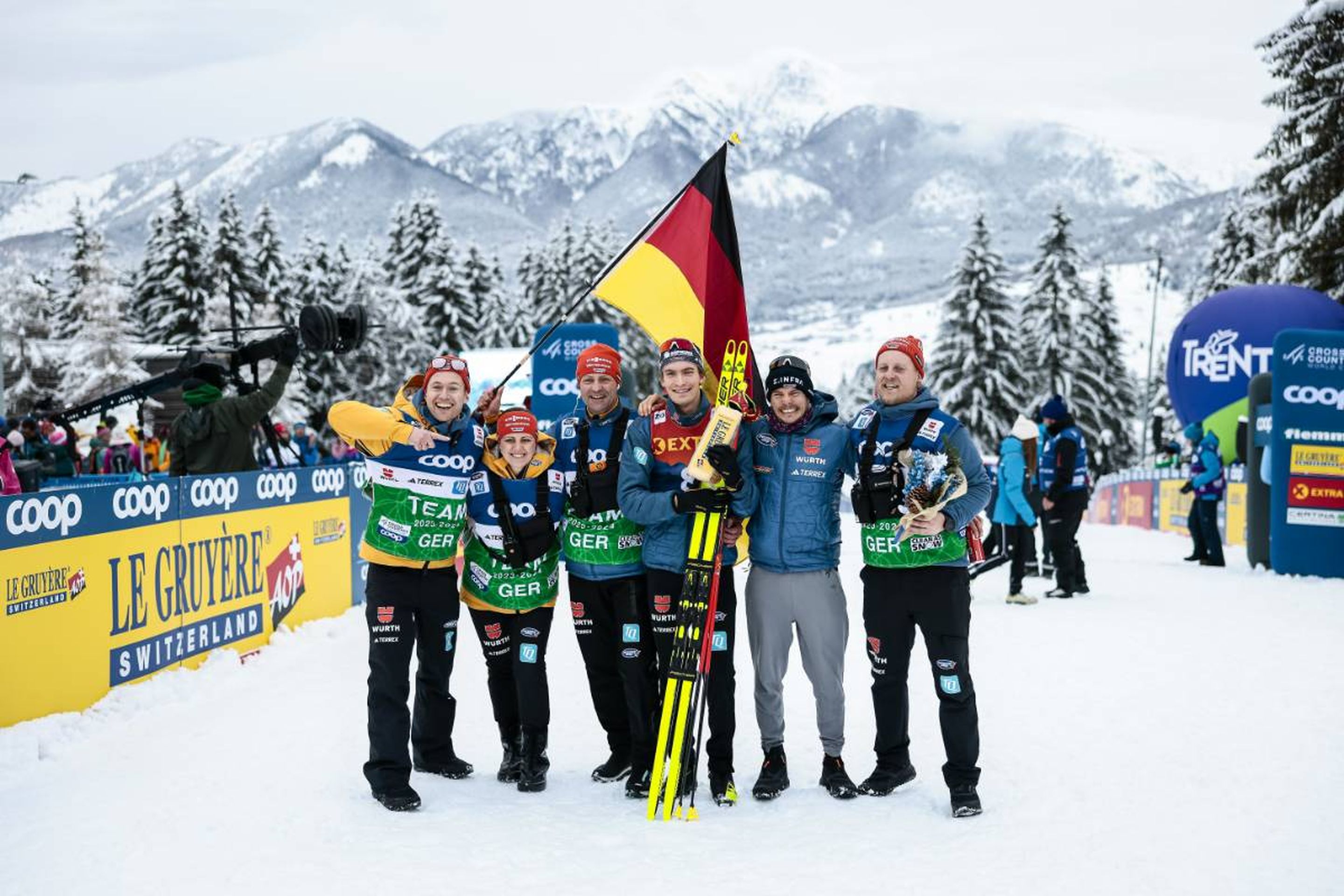 Germany's Friedrich Moch (fourth from left) celebrates his second-place with his team © NordicFocus