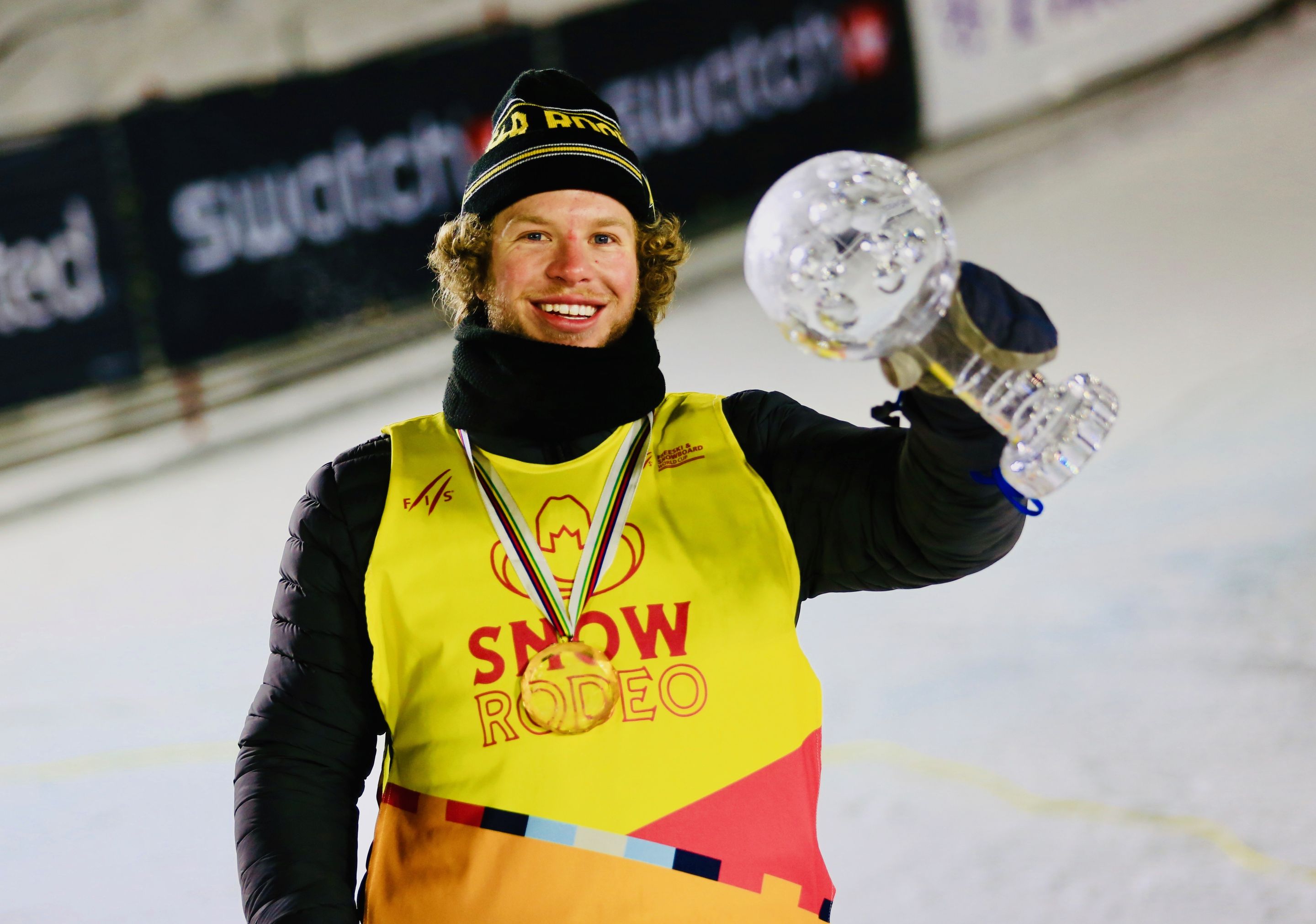 A man and his globe © Buchholz/FIS Freeski