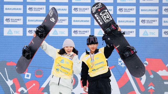Cai Xuetong (CHN) and Chaeun Lee (KOR) © Miha Matavz/FIS Snowboard
