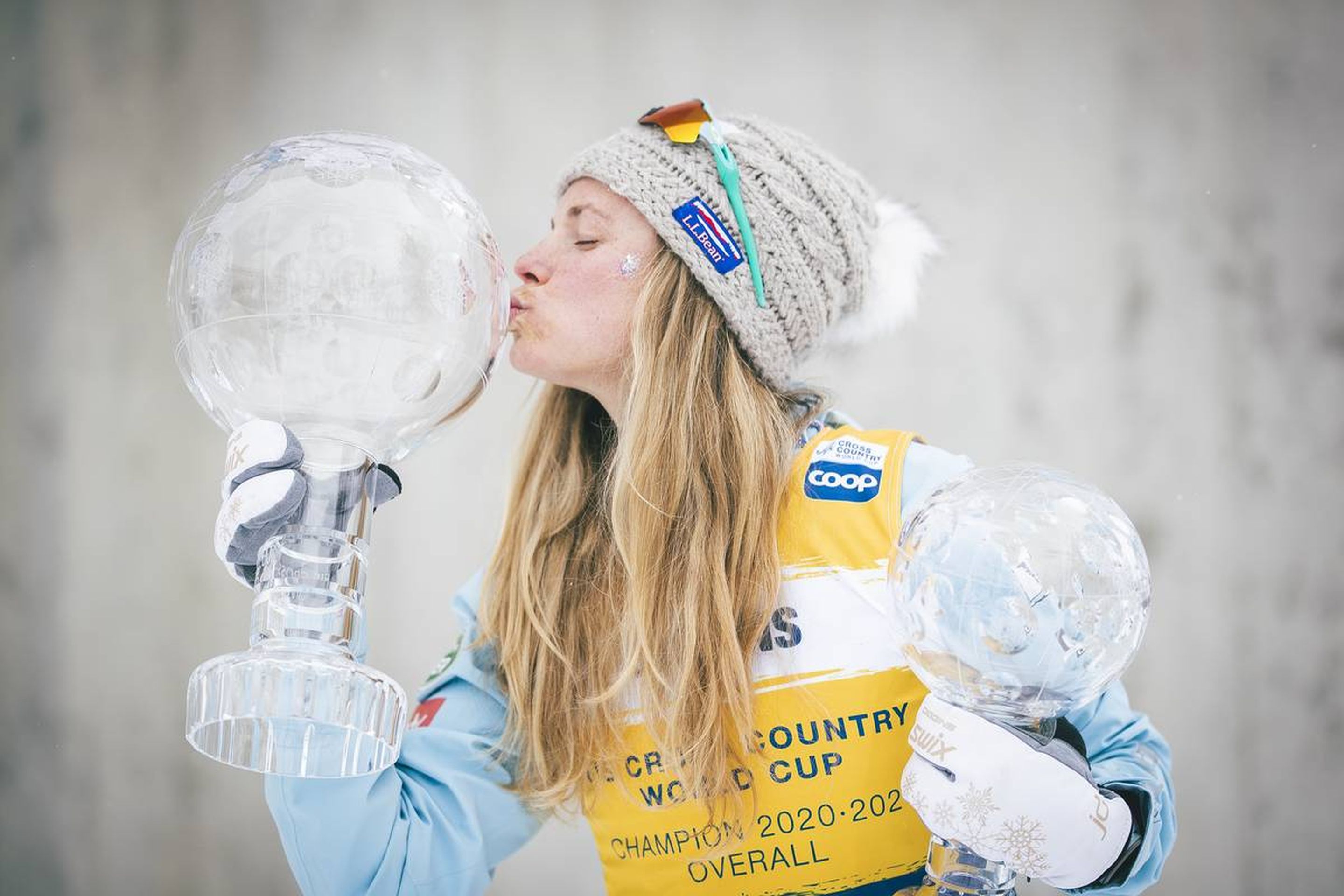 Jessie Diggins kissing the overall Crystal Globe in Engadin, Switzerland, in March 2021 © NordicFocus