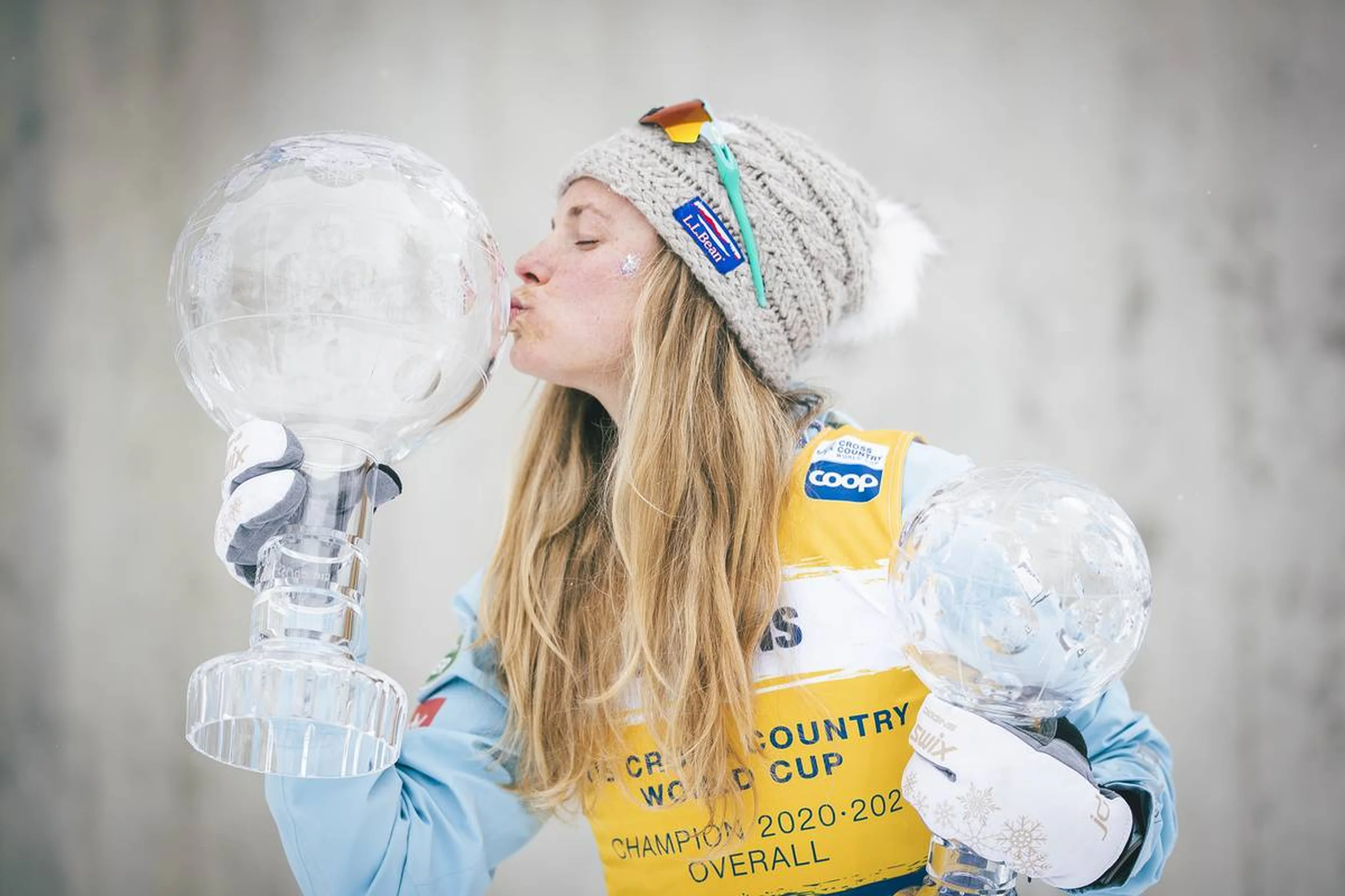Jessie Diggins kissing the overall Crystal Globe in Engadin, Switzerland, in March 2021 © NordicFocus