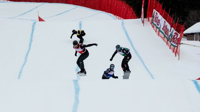 Cam Bolton (AUS) on his way to his first World Cup victory © Miha Matavz/FIS Snowboard