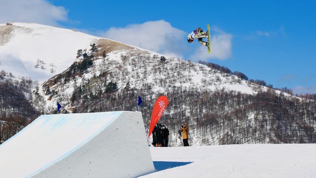 Slopestyle action from the Bakuriani 2023 test event World Cup last season © Buchholz/FIS Snowboard