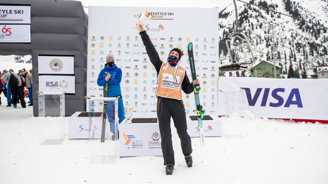 Marion Thenault with 2020/21 Rookie of the Year award at the final event of the season in Almaty © Andrey Kulagin